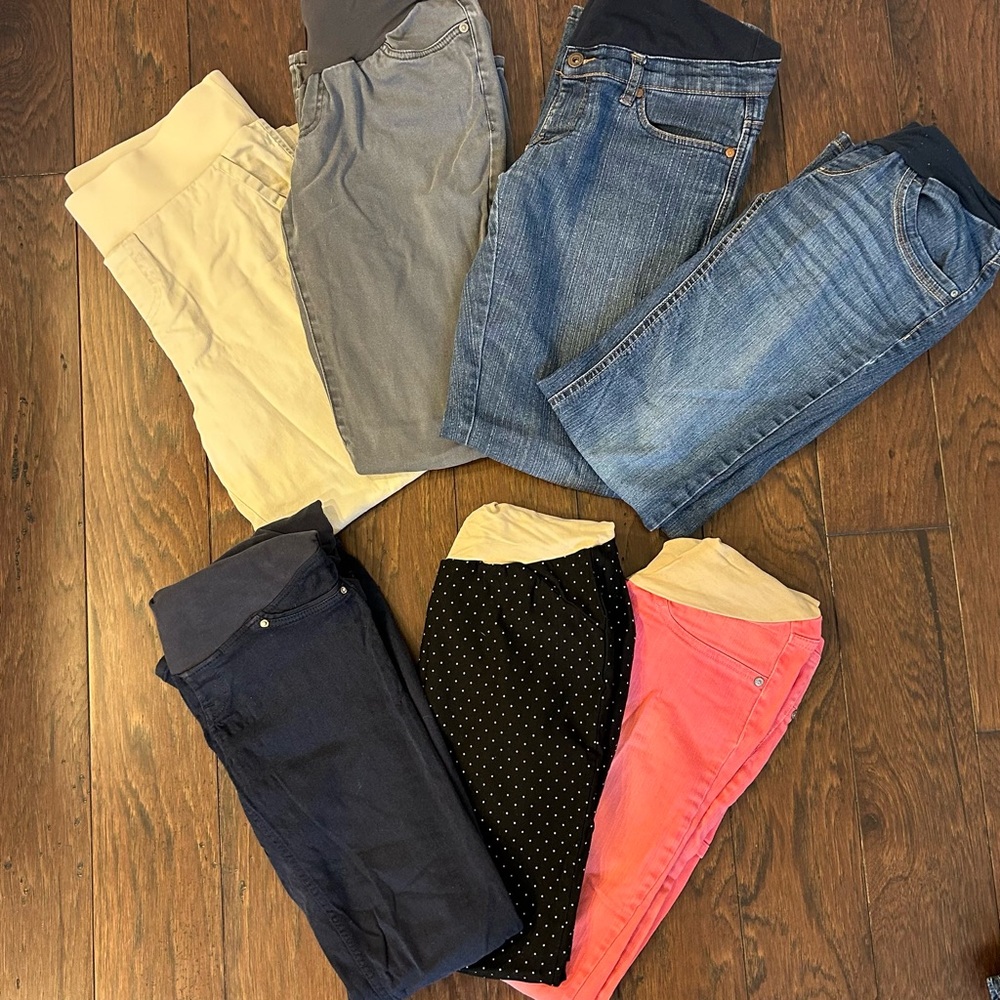 Set of 7 maternity pants sizes small/medium or 6/8.